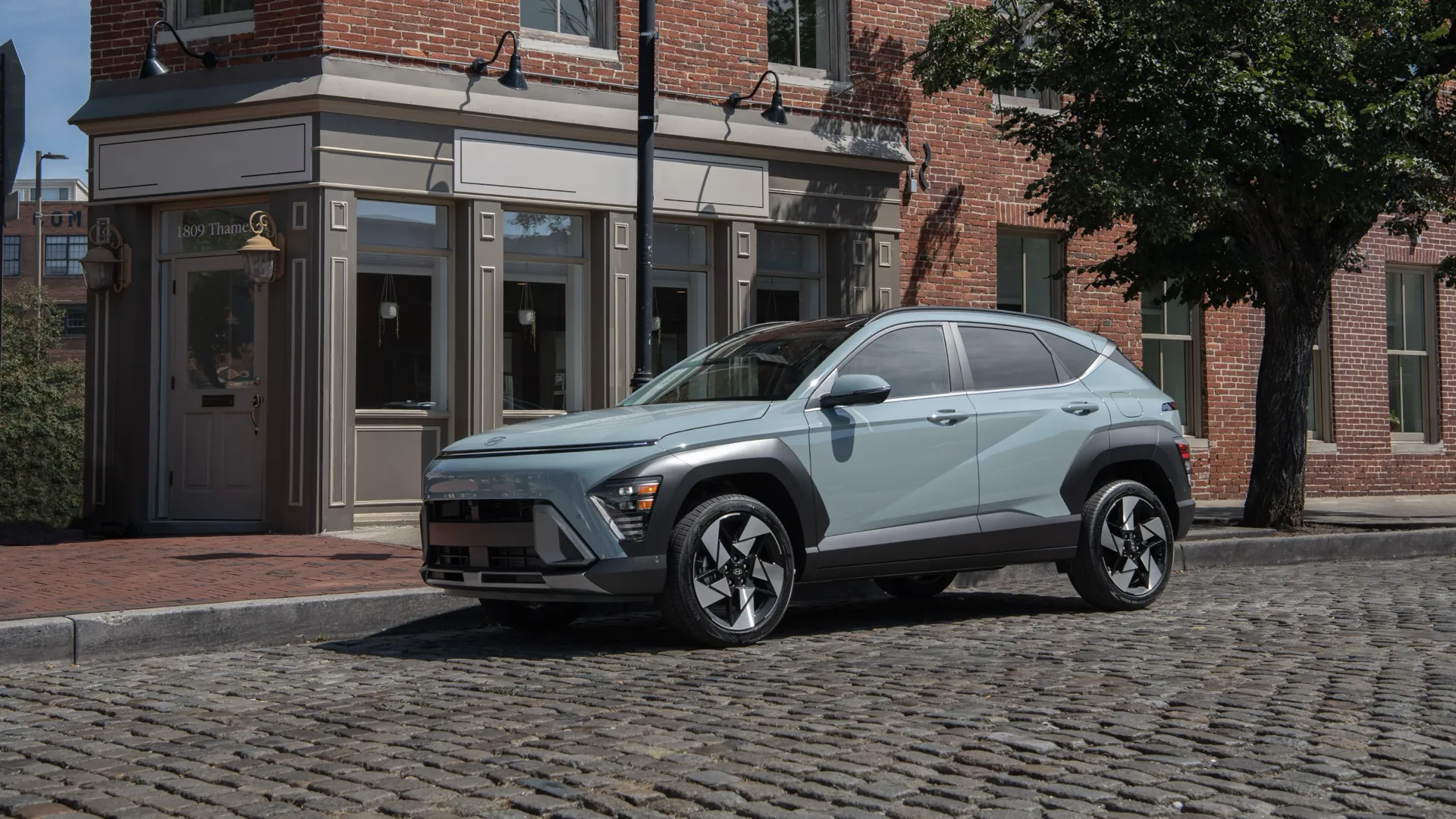Le Hyundai Kona 2026 stationné en ville devant un magasin.
