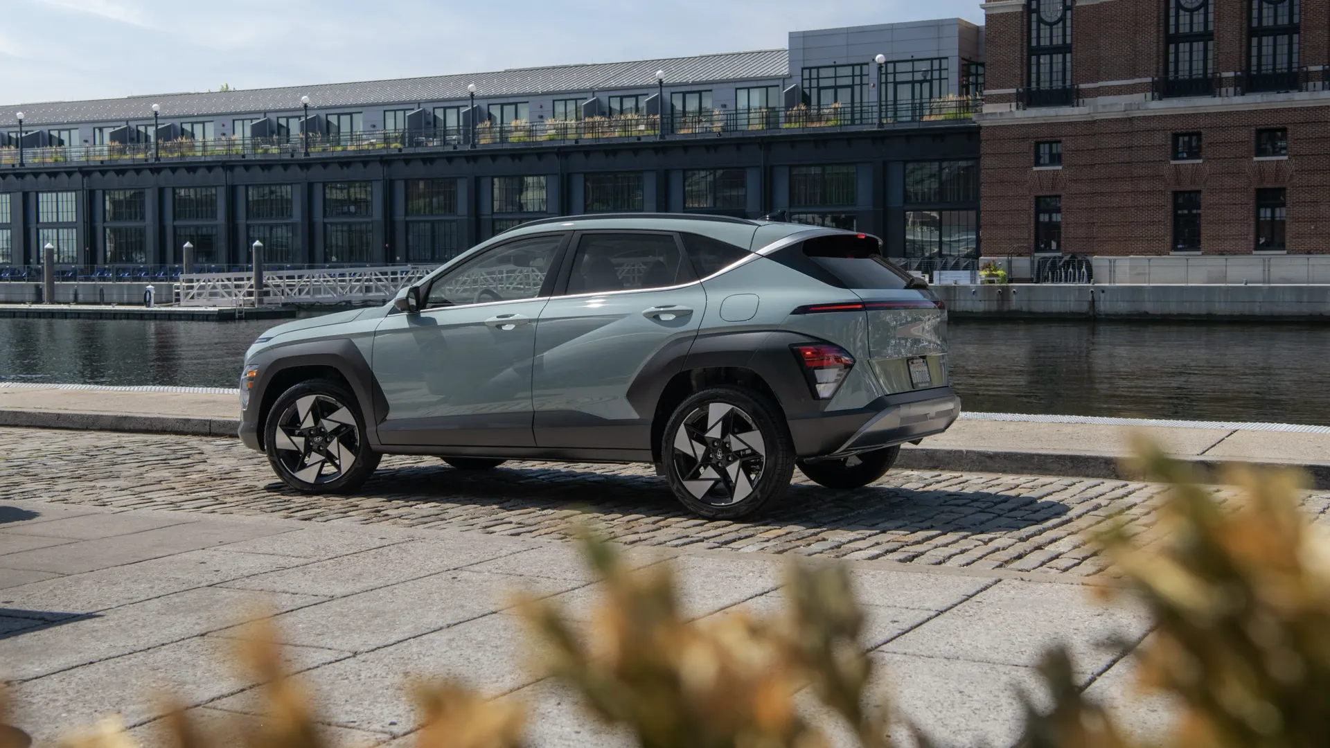 Le Hyundai Kona 2026 stationné en ville sur le bord d'un petit canal.