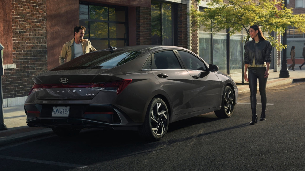 vue latérale arrière d'un Hyundai Elantra 2026
