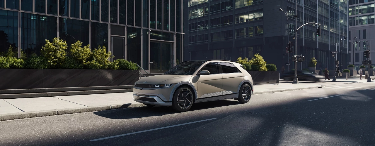 Vue avant du Hyundai Ioniq 5 soulignant sa signature lumineuse à pixels et son look moderne