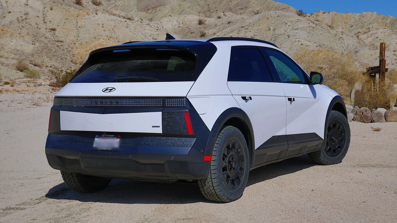 Vue arrière d'un grand VUS Hyundai soulignant son design de hayon et sa prestance sur la route