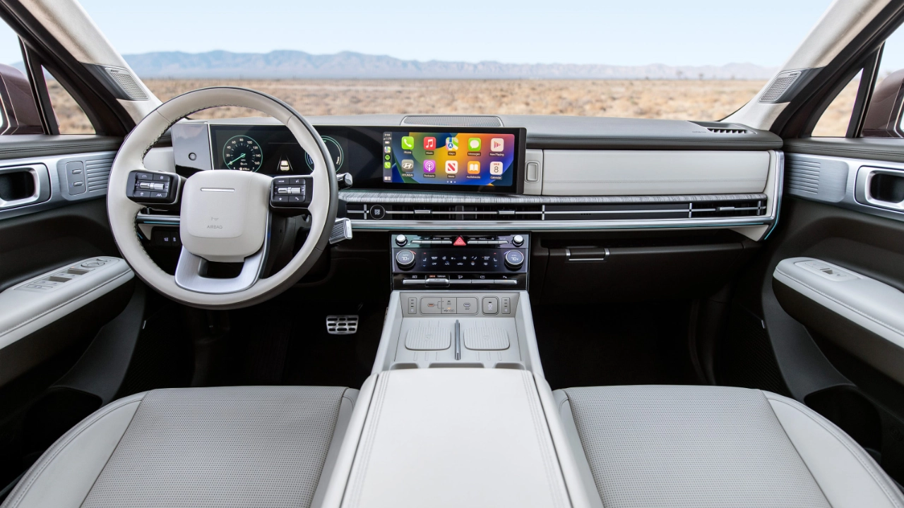 Vue de l'arrière du Hyundai Santa Fe 2026 montrant le design vertical du hayon et les feux signature