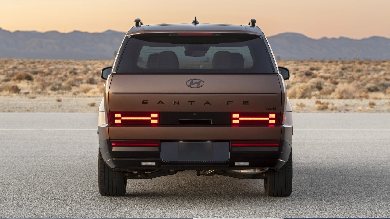 Profil latéral du Hyundai Santa Fe hybride 2026 illustrant sa silhouette robuste et allongée